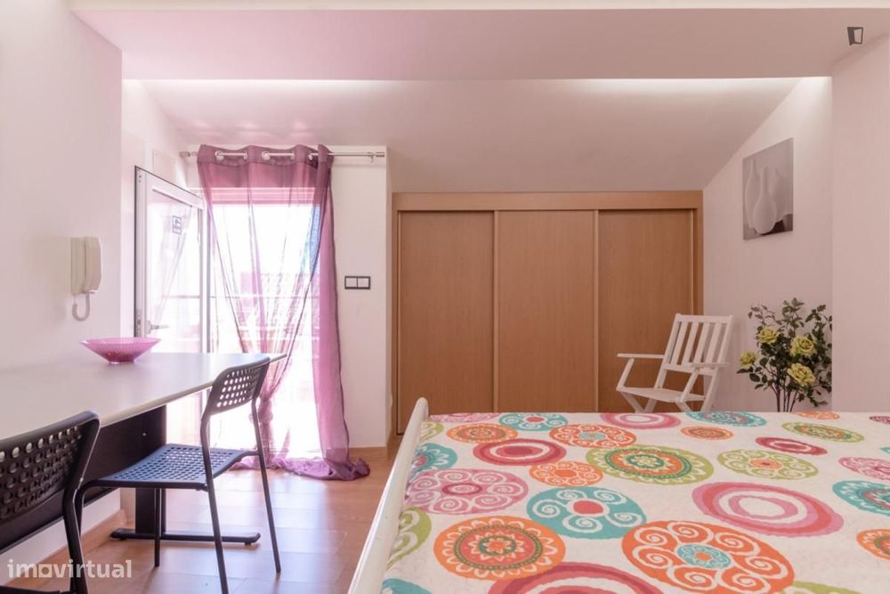 Quarto - localizado em Campolide Lisbon