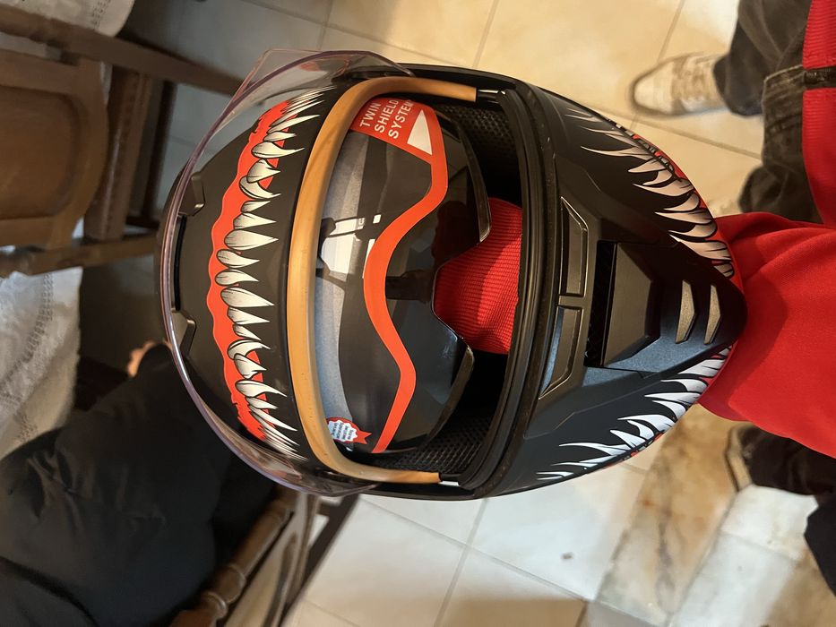 Capacete novo, com viseira escura