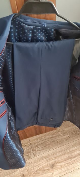 Męski garnitur granatowy