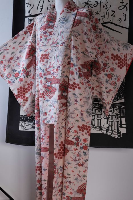 Autentyczne kremowo-czerwone kimono komon z motywem żurawi, kwiatów