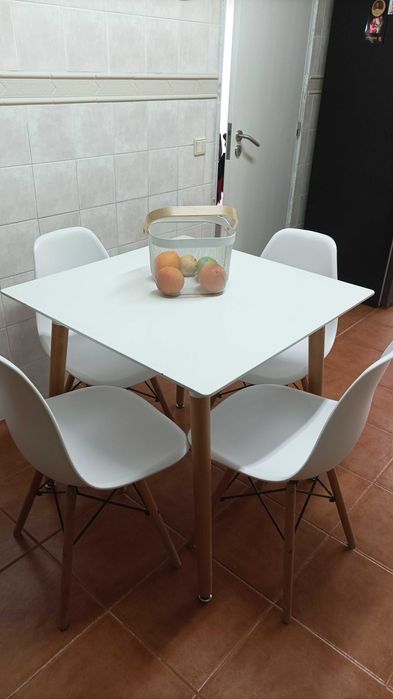 Mesa branca quadrada tipo IKEA com 4 cadeiras