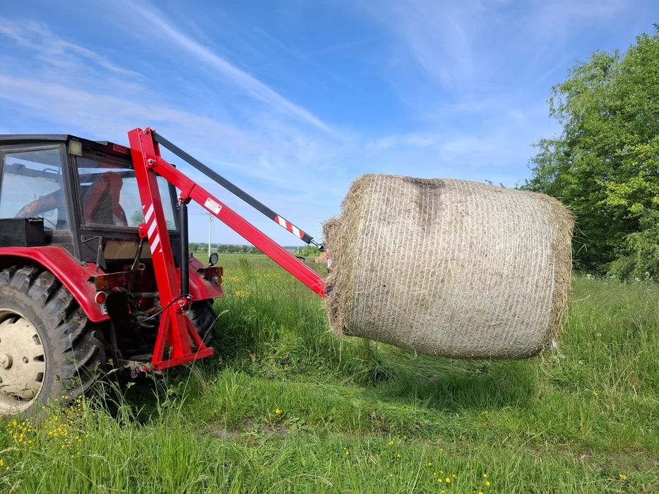 Na tył ciągnika hydrauliczny ładowacz do bel
