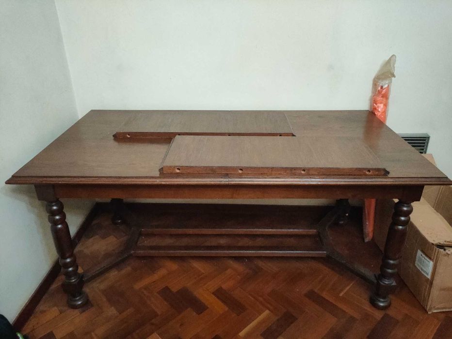 Mesa de jantar extensível e 10 cadeiras