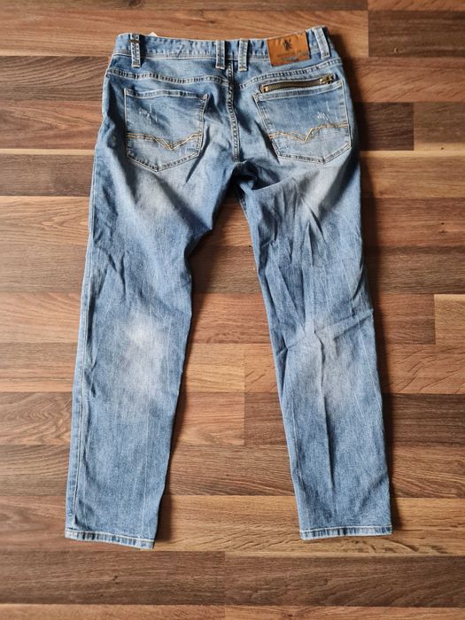 Jeansy regular z przetarciami Diverse r. 32
