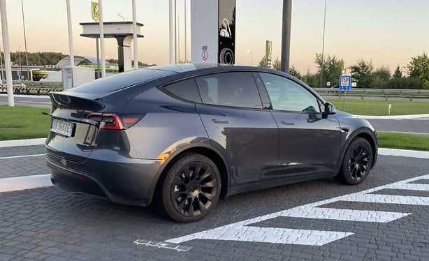 tesla model y 2021