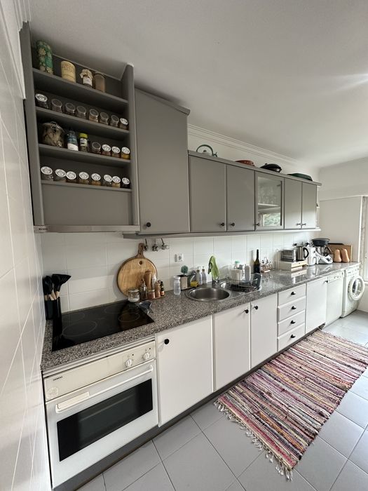 Armários, gavetas e bancada de cozinha