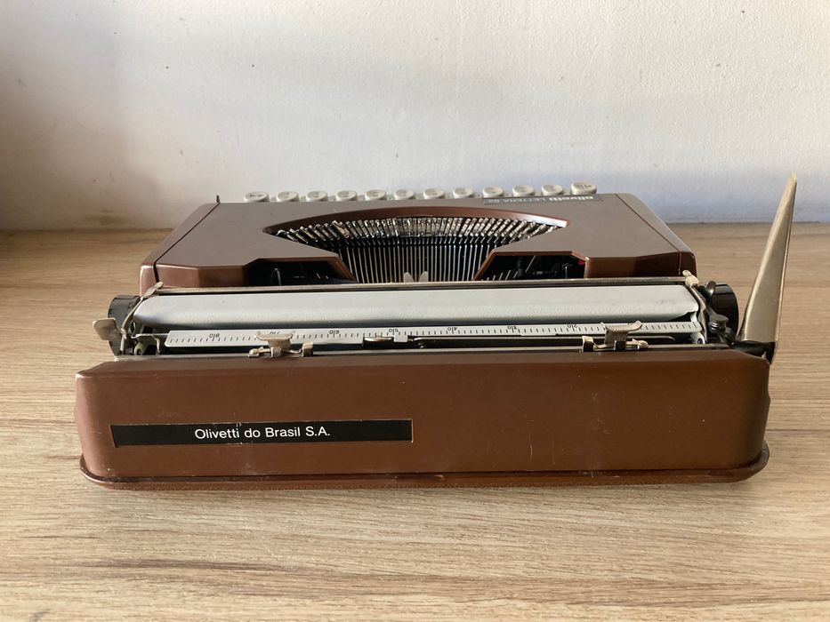 Máquina de escrever  **  Olivetti 82