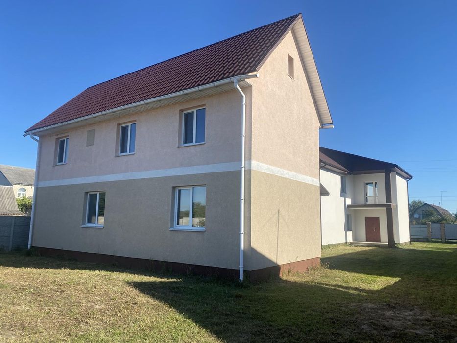 Продаж двох будинків за ціною одного