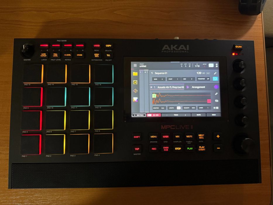 Продам Akai MPC Live 2