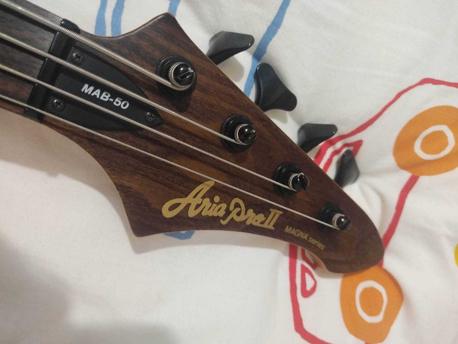 Baixo Aria pro II ativo
