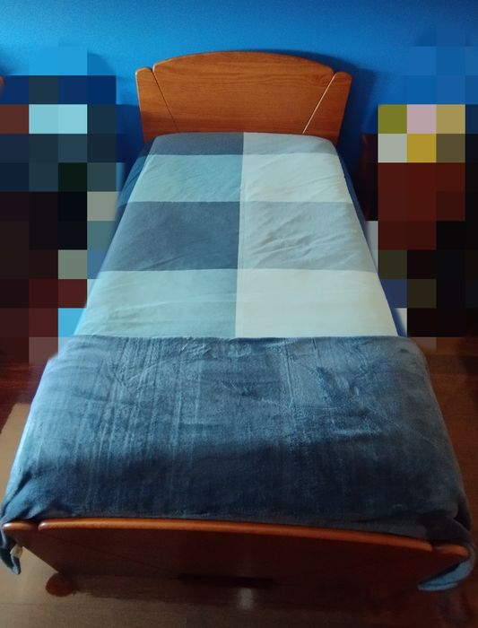Cama e camiseiro em madeira maciça (Estado Perfeito ) 190x95