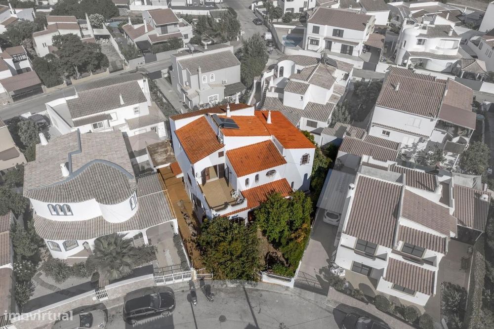 Moradia T5 isolada, com elevado potencial de investimento em Gambelas