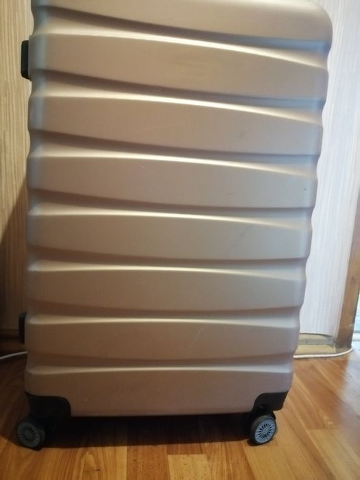 Продам вализу. Чемоданы