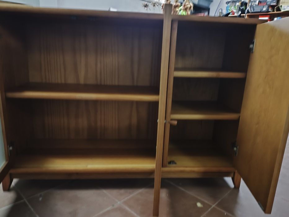 Móvel de sala com portas em vidro e madeira