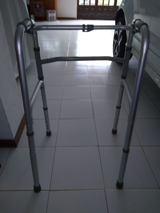 Andarilho ajustável