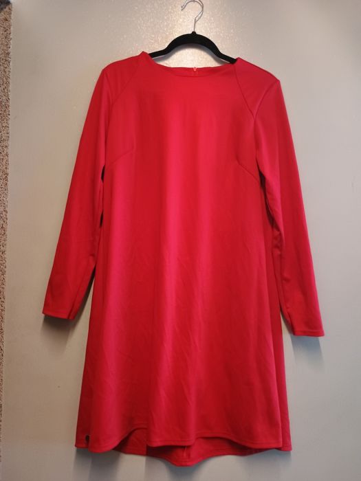 Czerwona sukienka z długim rękawem