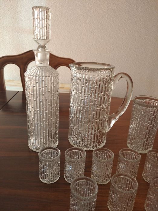 Conjunto de garrafa, jarro e copos