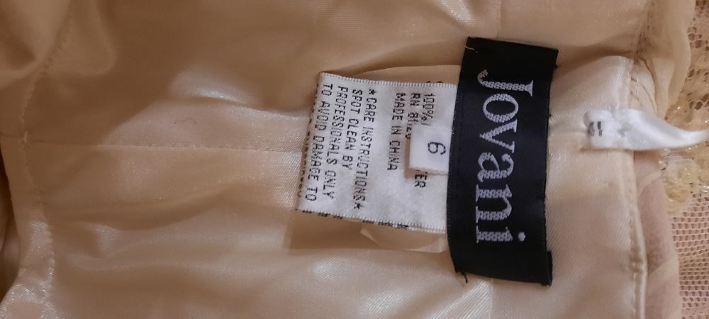 Нежно-кремовое платье на стройную девушку размер S/6/44