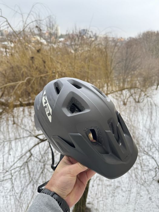 Велосипедний шолом MET ECHO titanium metallic matt. Розмір L/M