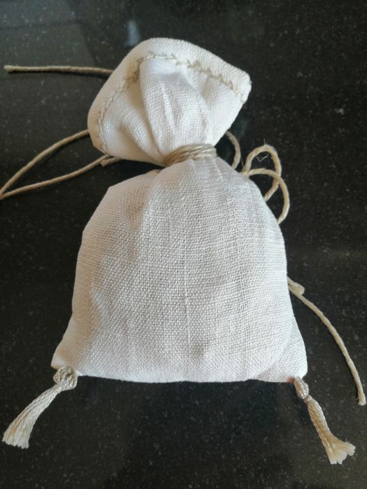 Saquinho em linho com bordado manual