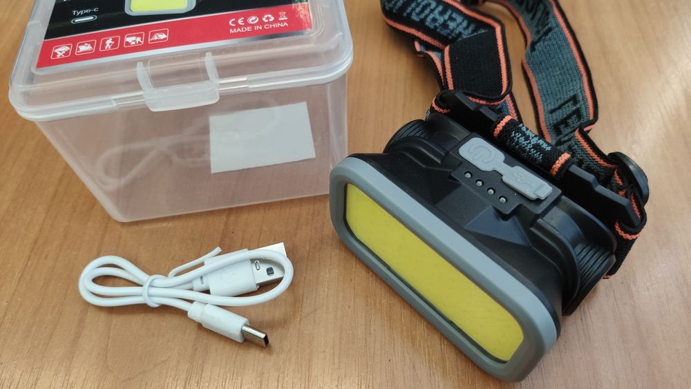 Зручний ліхтар, з індикатором заряду.