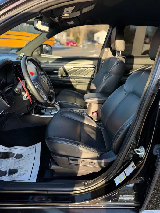 Mitsubishi Outlander      2020