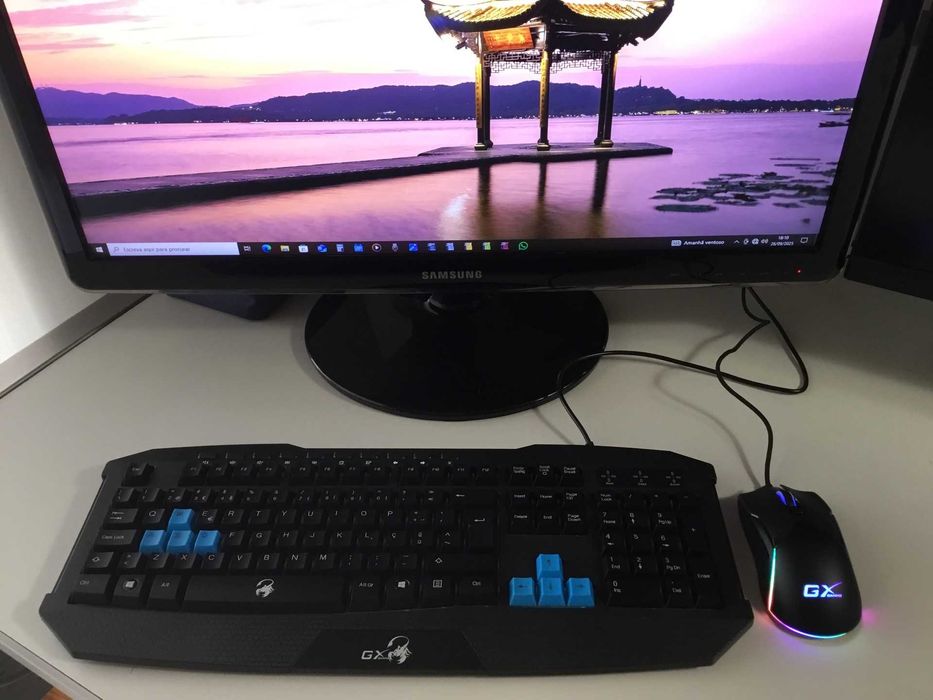 Computador (desktop) com capacidade para jogos e edição gráfica.