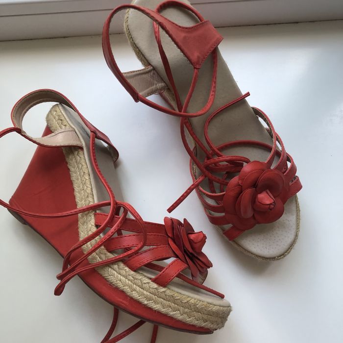 Босоніжки на завʼязках червоні з квіткою на платформі 27 см