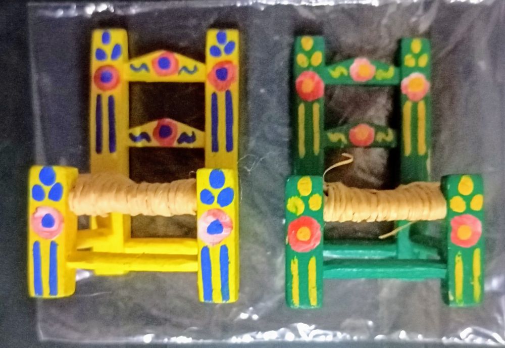Duas cadeiras miniatura.