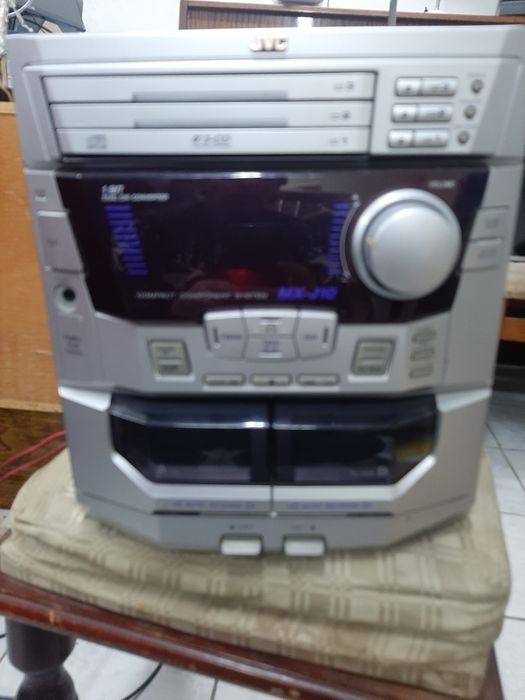 Музичний центр JVS , колонки, радіо, диск працюють