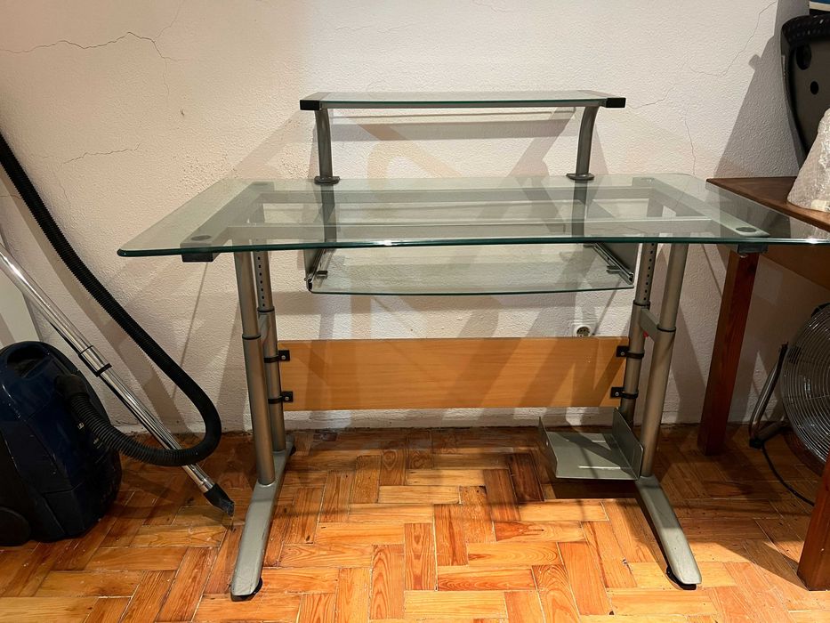 Mesa de escritório em metal e vidro, com 2 tampos