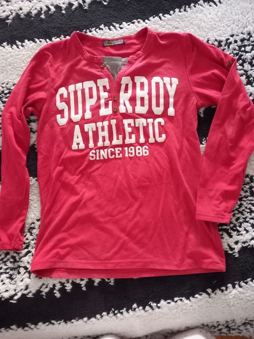 Roupa de rapaz em bom estado