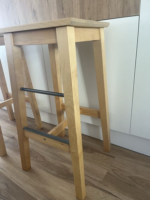 Bancos altos de madeira