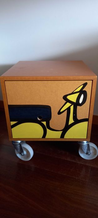 Mesa de cabeceira Bombaamor com gavetão e rodas