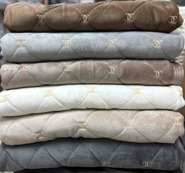 Брендове двостороннє велюрові котонові покривал з логотипом «Chanel»
