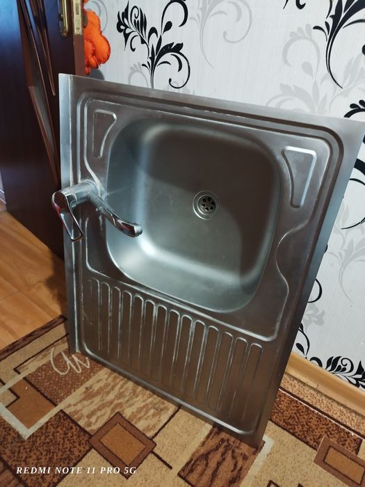 Мойка на кухню с краном,и сифоном