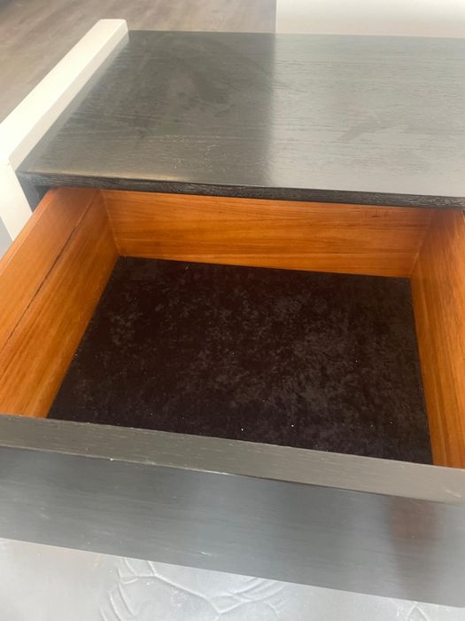 Comoda preta e branca