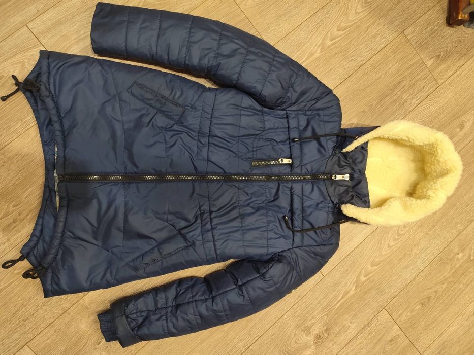 Куртка жіноча з капюшоном з вовни