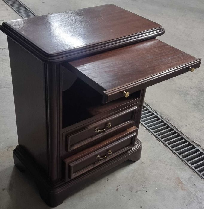 Mesa de Cabeceira Clássica em Madeira com tampo extensível