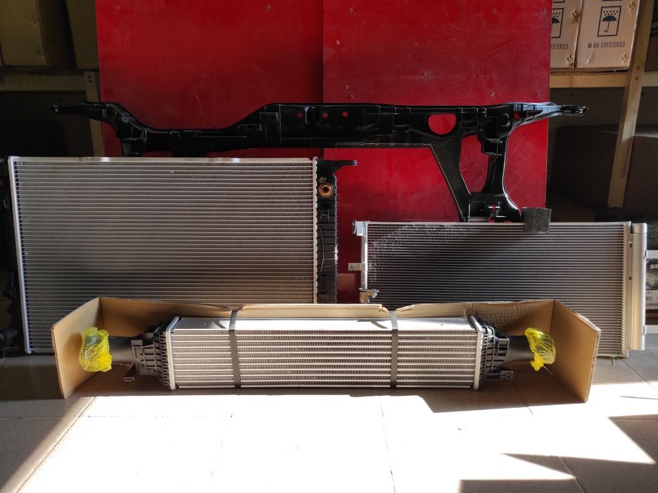 Audi Q5 8R0 радіатор охолодження Ауді Ку5