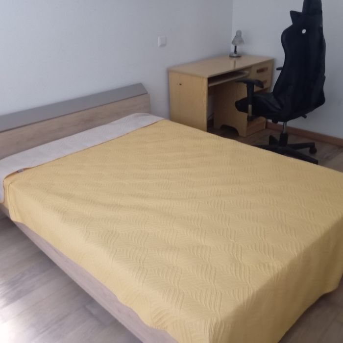 Quarto para arrendar. Entrada imediata.