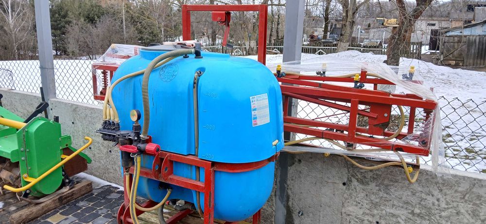 Продам тракторний оприскувач 400л