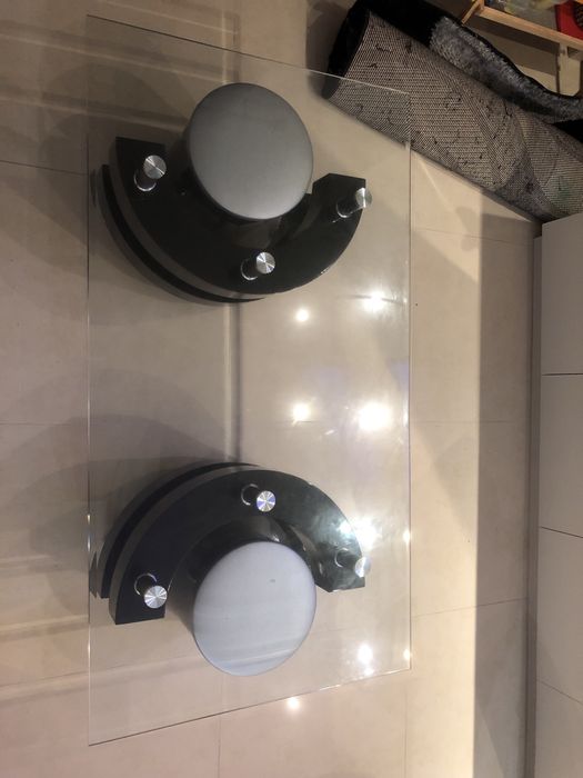 Mesa de vidro sala com 2 bancos em bom estado