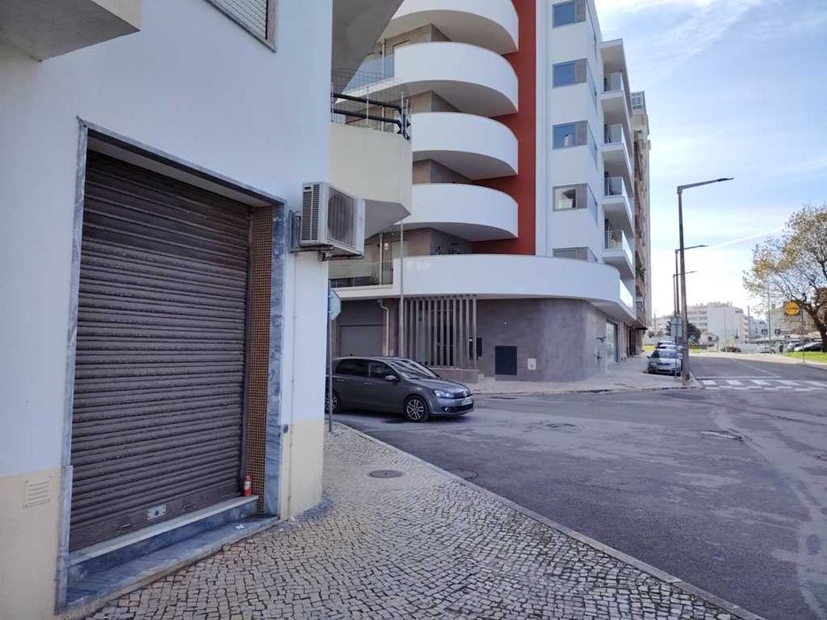 Espaço comercial em gaveto com 3 montras