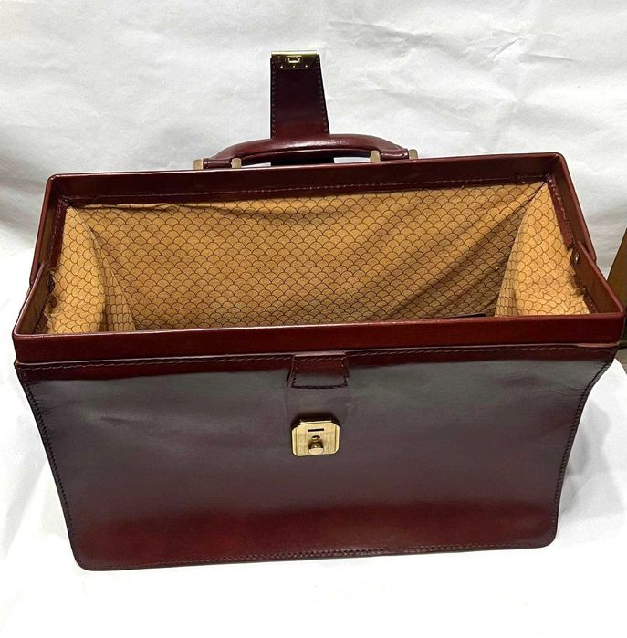 Pasta Executiva Clássica em Couro Castanho Bristol Myers Squibb