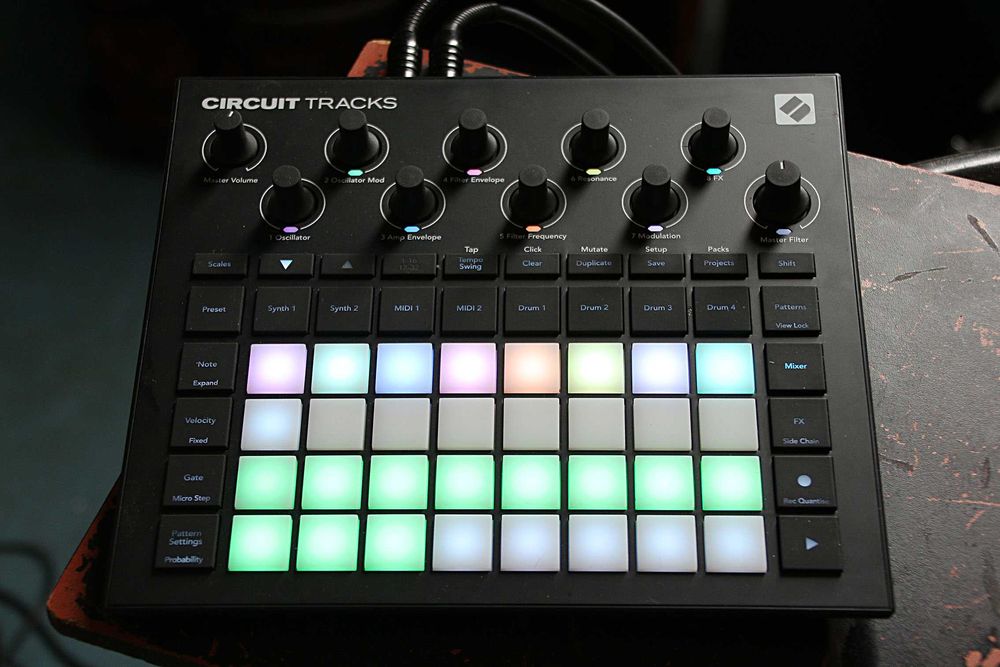 NOVATION CIRCUIT TRACKS - groovebox / syntezator / sampler