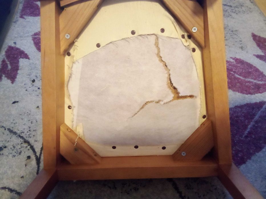 Mesa de jantar extensível em faia e 4 cadeiras . Comprimento: 1.63 cm, Largura: 91cm, Altura: 74cm. Duas cadeiras em estado aceitável.
