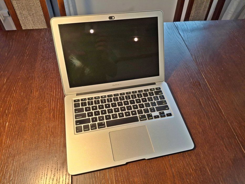 Macbook Air 2017 (13 cali, 8 GB RAM, SSD 250 GB) + ładowarka