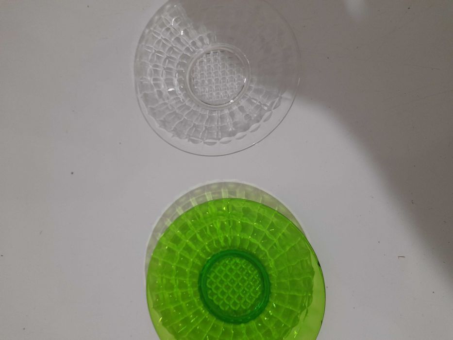 Lote de pratos antigos de sobremesa em vidro.