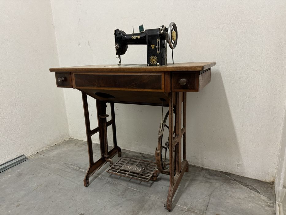 Máquina de costura modelo CL-45 da marca OLIVA com móvel